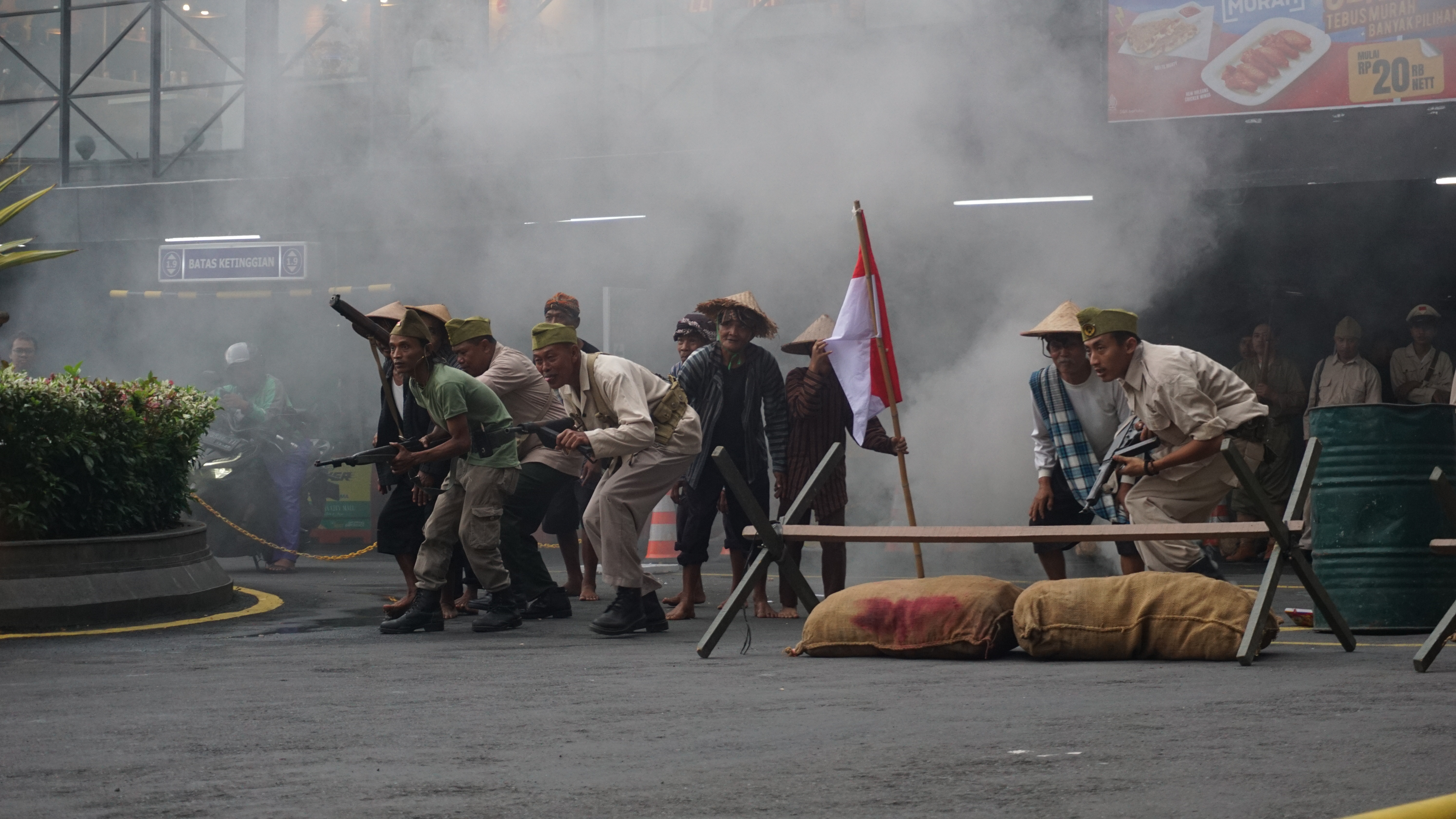 EVENT NOVEMBER 2024 : PERINGATAN HARI PAHLAWAN, PENGUNJUNG JOGJA CITY MALL TAMPAK KHIDMAT, SAKSIKAN TEATRIKAL KEPAHLAWANAN YOGYAKARTA